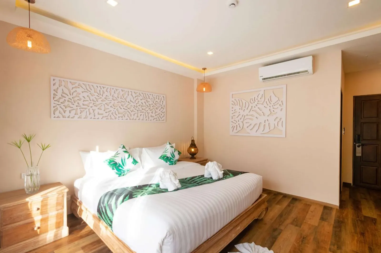 SUPERIOR ROOM STREET VIEW - ואני גולדן סאנדס קופנגן | Vannee Golden Sands Beachfront Resort - תמונה ראשית