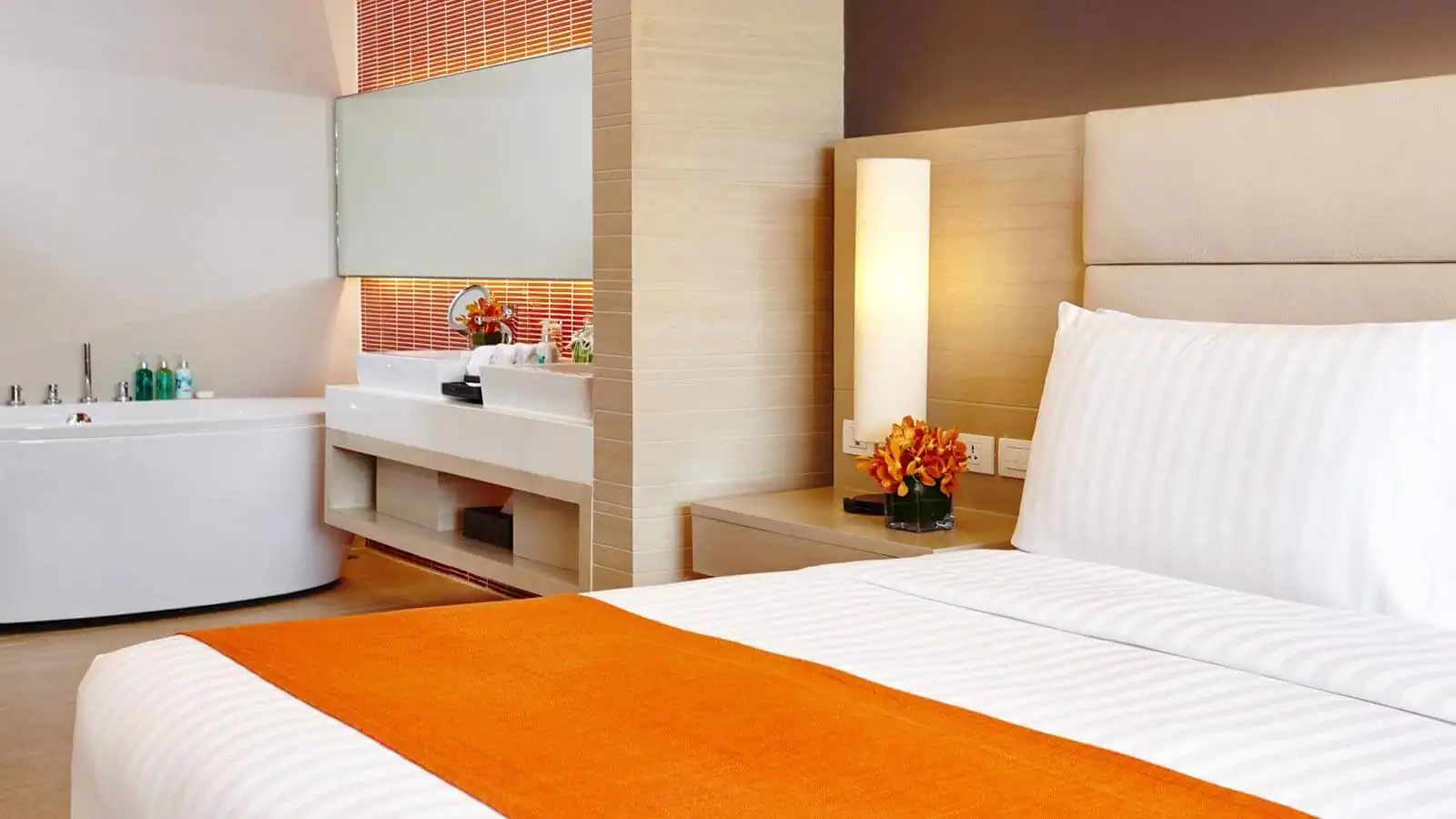 Corner Suite Ocean Front Balcony - אמארי פוקט | Amari Phuket - תמונה 2