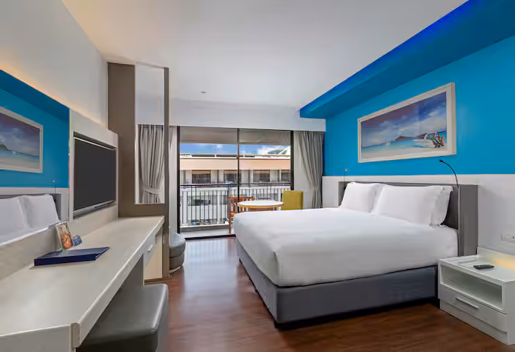Guest Room with Balcony - דאבל טרי מבית הילטון פוקט באן-תאי | DoubleTree by Hilton Phuket Banthai Resort - תמונה ראשית