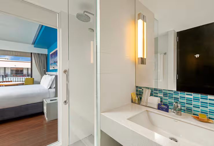 Guest Room with Balcony - דאבל טרי מבית הילטון פוקט באן-תאי | DoubleTree by Hilton Phuket Banthai Resort - תמונה 2