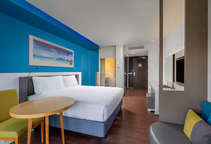 Guest Room with Balcony - דאבל טרי מבית הילטון פוקט באן-תאי | DoubleTree by Hilton Phuket Banthai Resort - תמונה 3