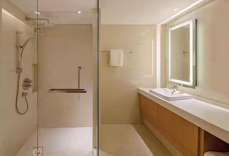 Deluxe Room with Balcony - דאבל טרי מבית הילטון פוקט באן-תאי | DoubleTree by Hilton Phuket Banthai Resort - תמונה 2