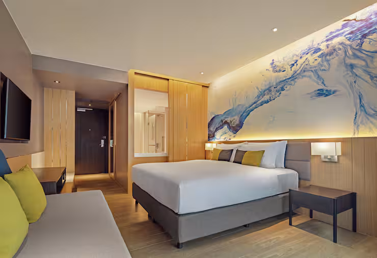 Deluxe Room with Balcony - דאבל טרי מבית הילטון פוקט באן-תאי | DoubleTree by Hilton Phuket Banthai Resort - תמונה 3