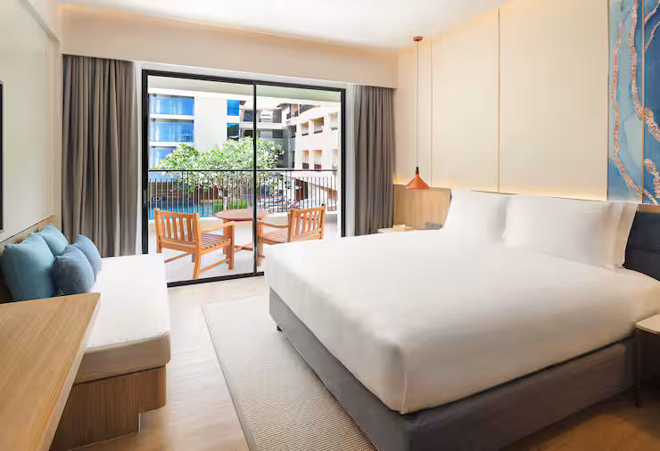 Premium Room with Balcony - דאבל טרי מבית הילטון פוקט באן-תאי | DoubleTree by Hilton Phuket Banthai Resort - תמונה 2