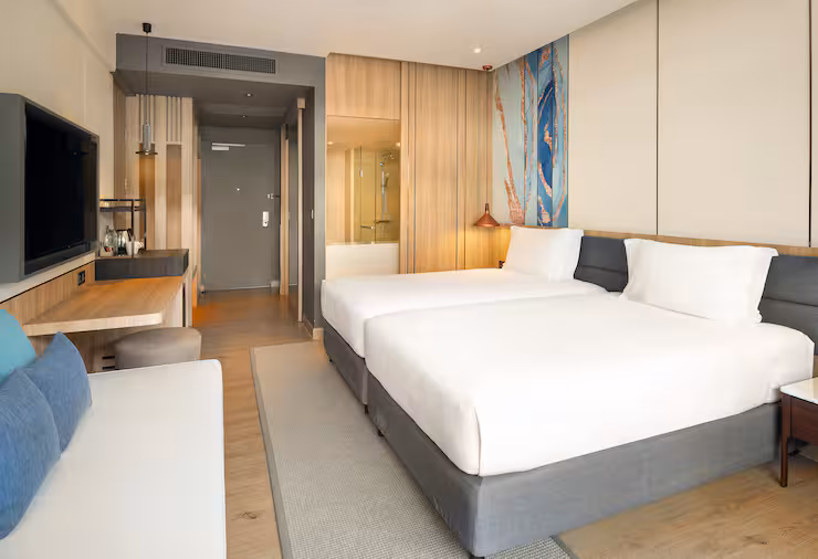 Premium Room with Balcony - דאבל טרי מבית הילטון פוקט באן-תאי | DoubleTree by Hilton Phuket Banthai Resort - תמונה 3