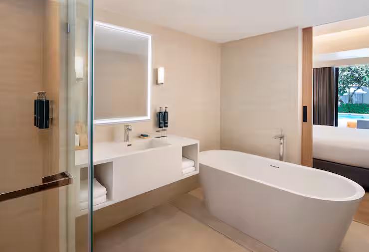 Premium Room Pool Side - דאבל טרי מבית הילטון פוקט באן-תאי | DoubleTree by Hilton Phuket Banthai Resort - תמונה 3