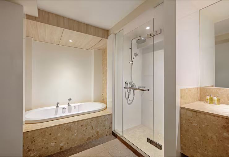 King Deluxe Suite with Balcony - דאבל טרי מבית הילטון פוקט באן-תאי | DoubleTree by Hilton Phuket Banthai Resort - תמונה ראשית