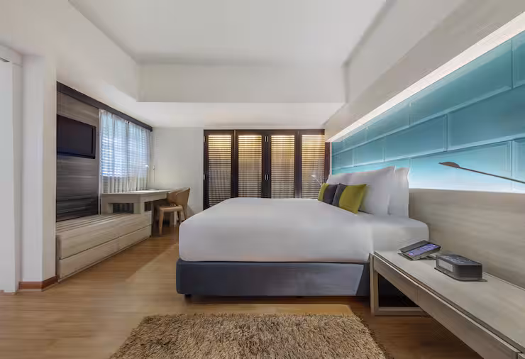 King Deluxe Suite with Balcony - דאבל טרי מבית הילטון פוקט באן-תאי | DoubleTree by Hilton Phuket Banthai Resort - תמונה 2