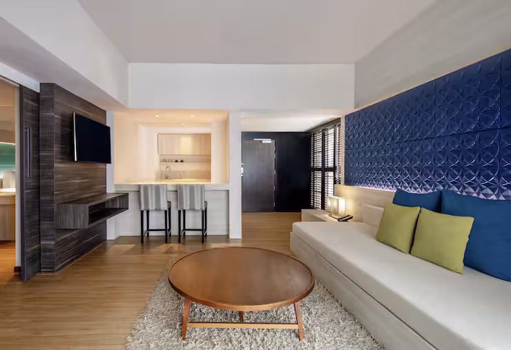 King Deluxe Suite with Balcony - דאבל טרי מבית הילטון פוקט באן-תאי | DoubleTree by Hilton Phuket Banthai Resort - תמונה 3
