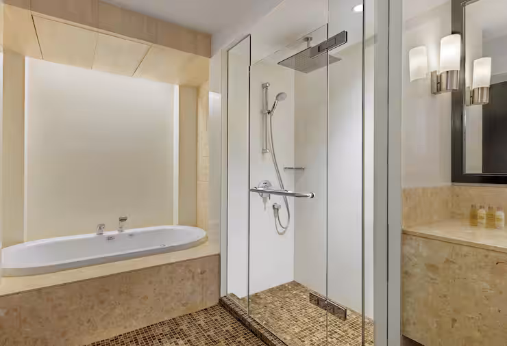 King Premium Suite Pool Access - דאבל טרי מבית הילטון פוקט באן-תאי | DoubleTree by Hilton Phuket Banthai Resort - תמונה ראשית
