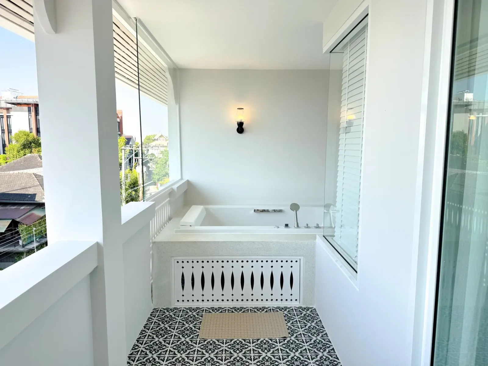 THAPAE CORNER HYDROTHERAPY SUITE - אוואי צ'יאנג מאי תא פה | Away Chiang Mai Thapae Resort – A Vegan Retreat - תמונה 2