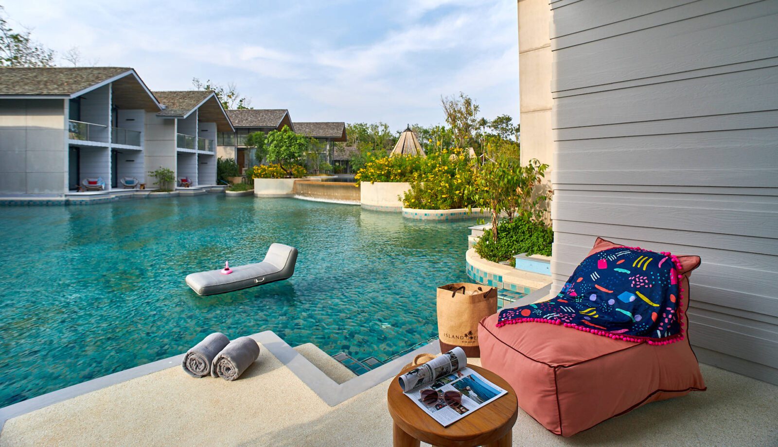 Deluxe Pool Access - איילנד אסקייפ מבית בורסארי | Island Escape by Burasari - תמונה ראשית
