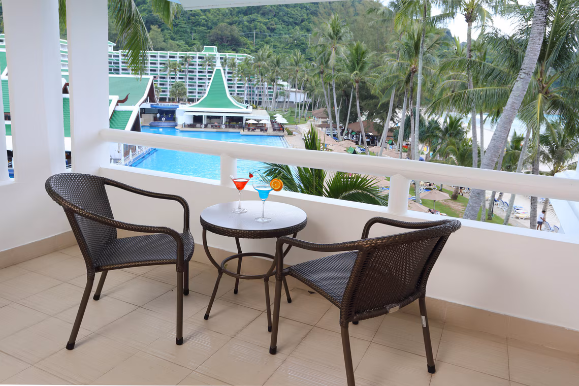 Guest room pool view - לה מרידיאן פוקט ביץ' ריזורט | Le Méridien Phuket Beach Resort - תמונה 2