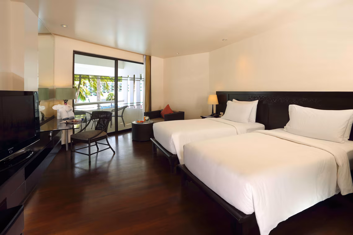 Guest room pool view - לה מרידיאן פוקט ביץ' ריזורט | Le Méridien Phuket Beach Resort - תמונה 3